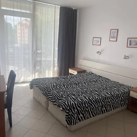 двустаен с изглед към басейна Apartament